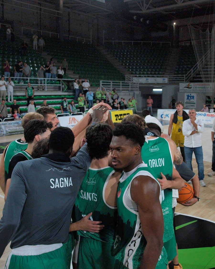 Los jugadores del Cáceres hacen piña en la pista del Multiusos tras ganar al Algeciras