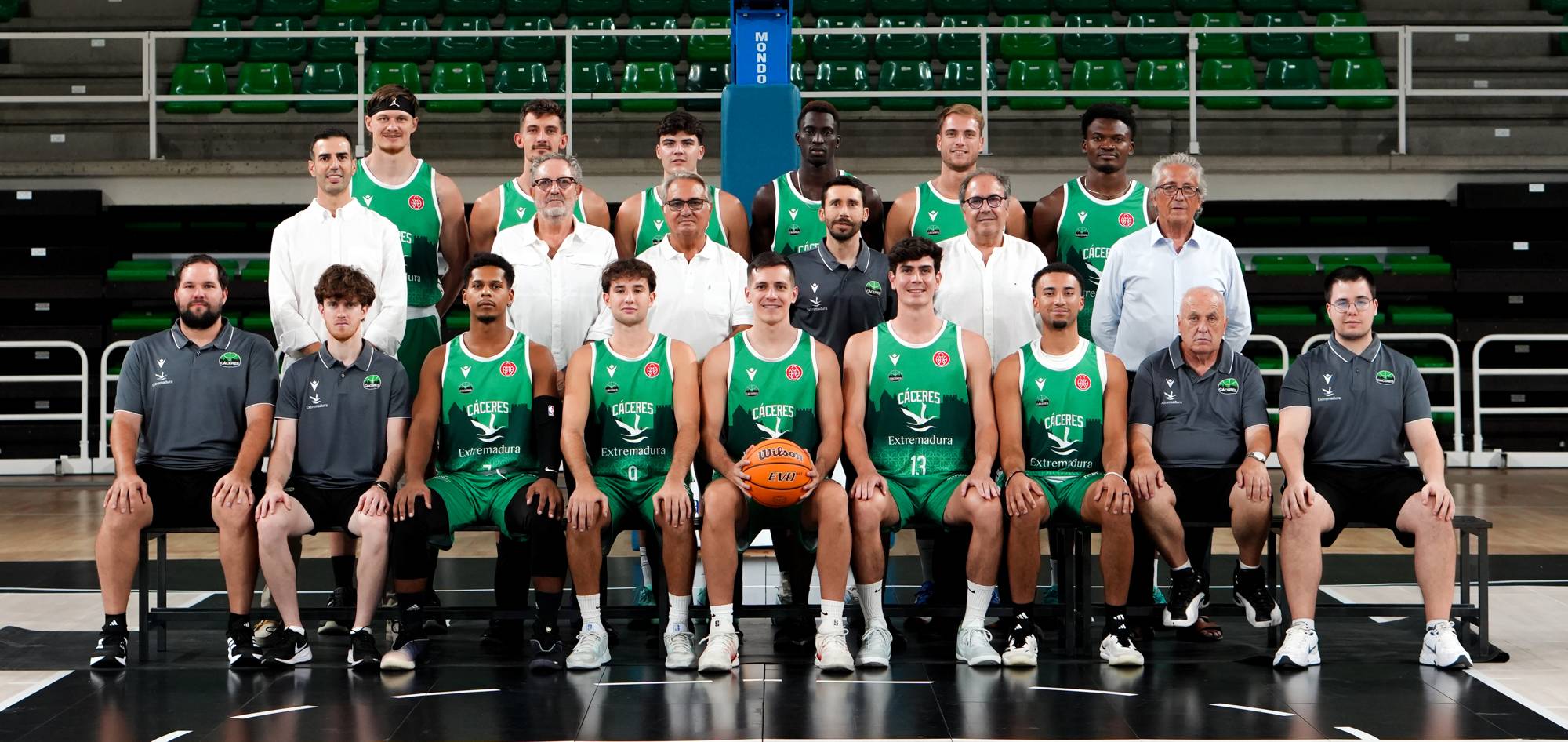 Foto oficial 2026-27: plantilla, cuerpo técnico y directiva del Cáceres en el Multiusos